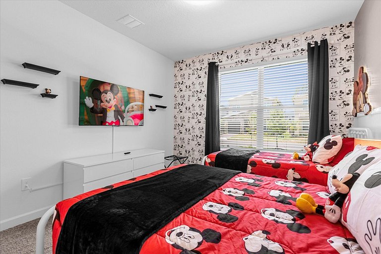Modern Home in Champions Gate 5BD