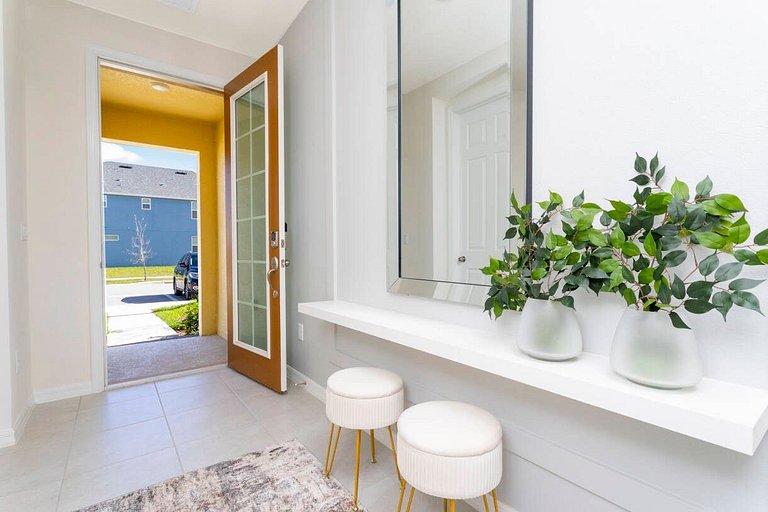 Modern 6BR Home with Water Club House