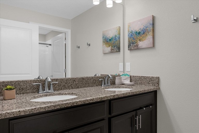 4BD Home in Prime Storey Lake Resort Location