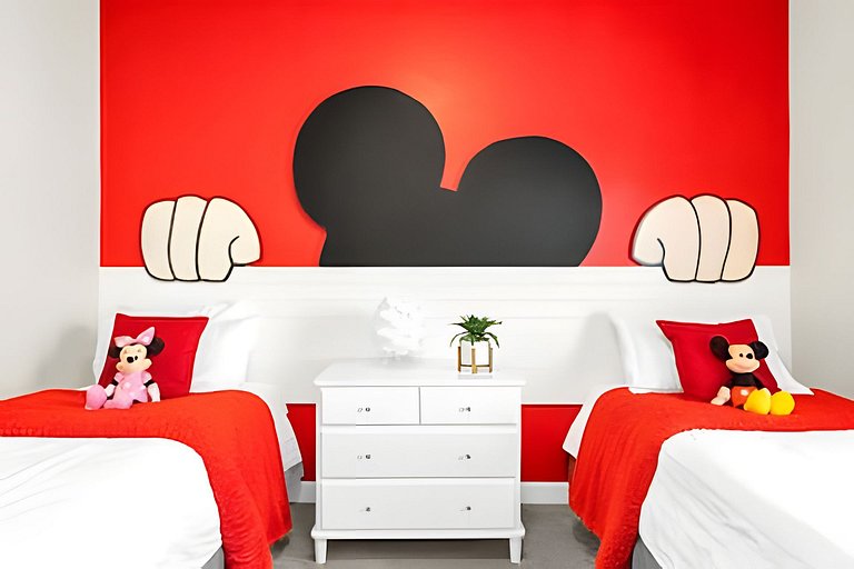 Magic at Storey Lake: 5BD Home, 10min from Disney