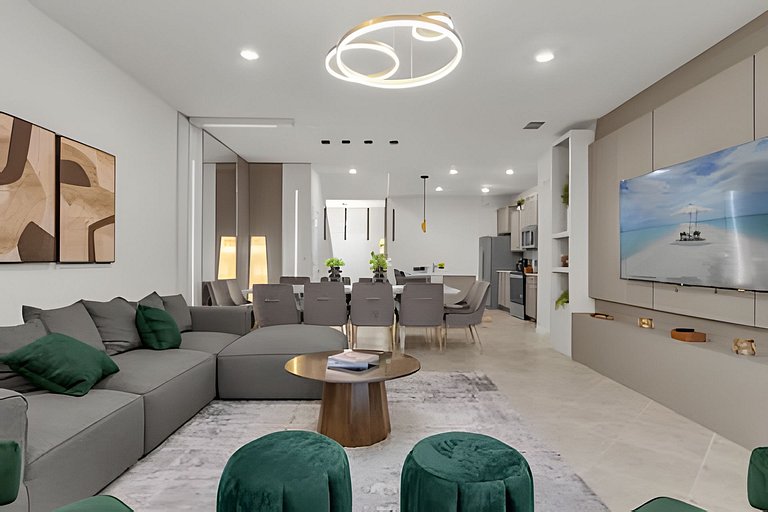 Modern Paradise on Windsor Cay: Luxurious 8BD Home