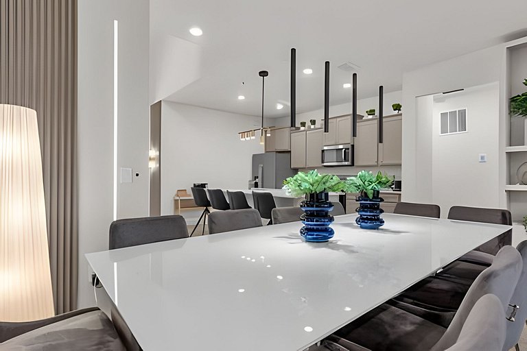 Modern Paradise on Windsor Cay: Luxurious 8BD Home