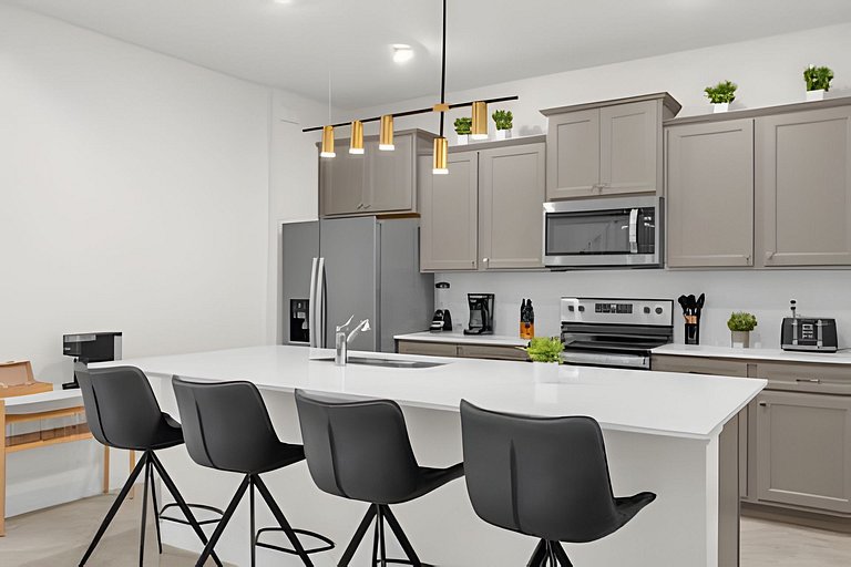 Modern Paradise on Windsor Cay: Luxurious 8BD Home
