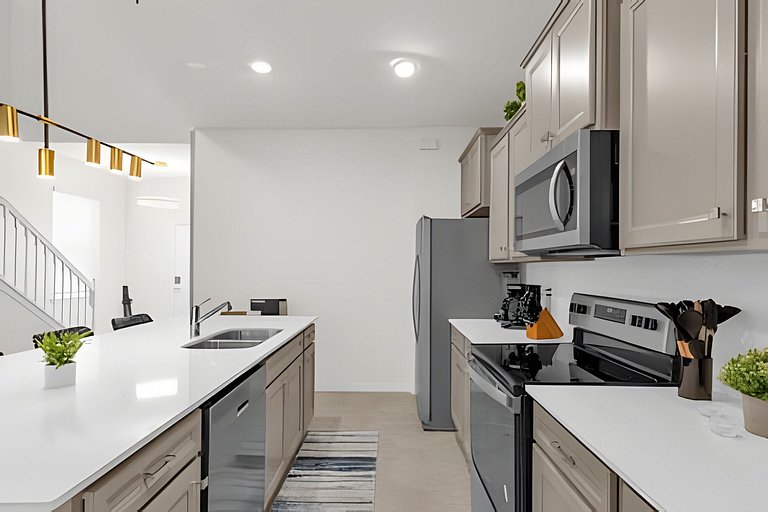 Modern Paradise on Windsor Cay: Luxurious 8BD Home