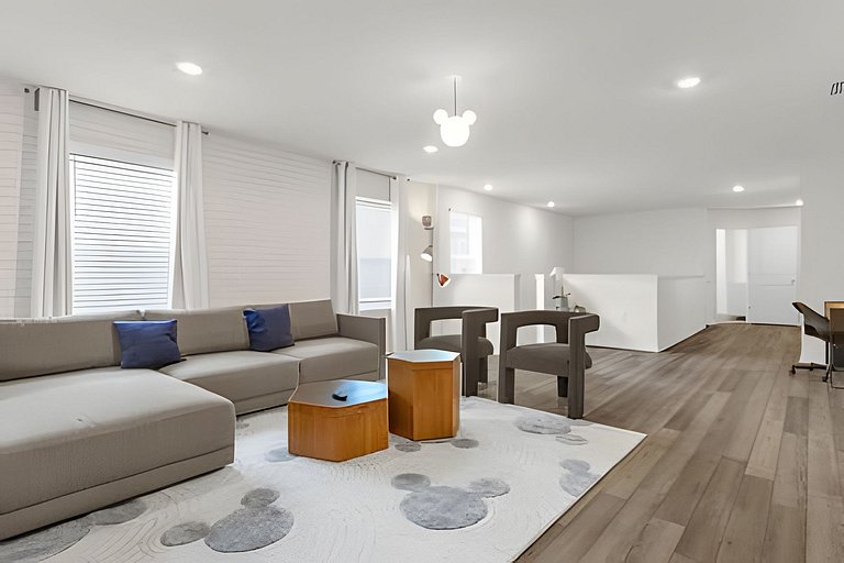 Modern Paradise on Windsor Cay: Luxurious 8BD Home