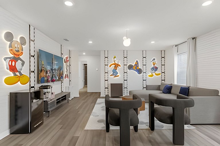Modern Paradise on Windsor Cay: Luxurious 8BD Home