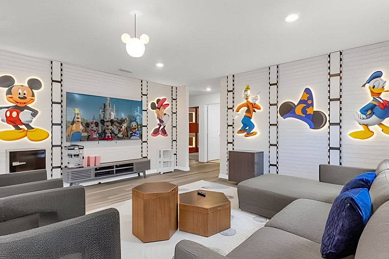 Modern Paradise on Windsor Cay: Luxurious 8BD Home