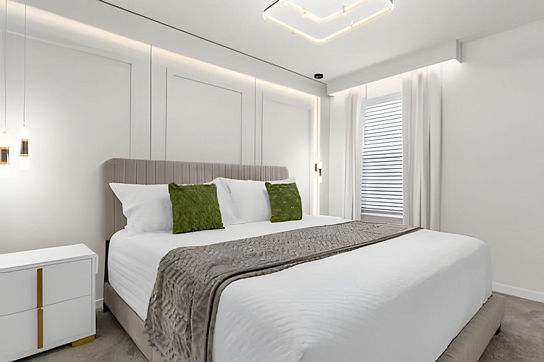 Modern Paradise on Windsor Cay: Luxurious 8BD Home