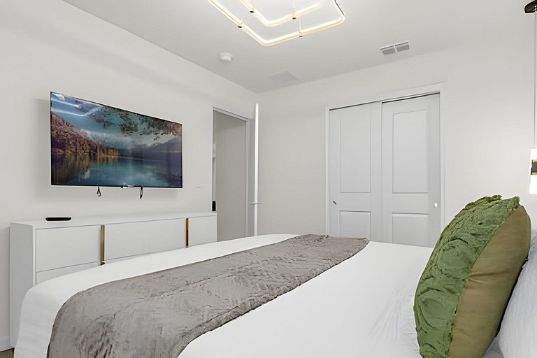 Modern Paradise on Windsor Cay: Luxurious 8BD Home