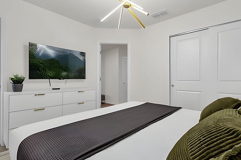 Modern Paradise on Windsor Cay: Luxurious 8BD Home