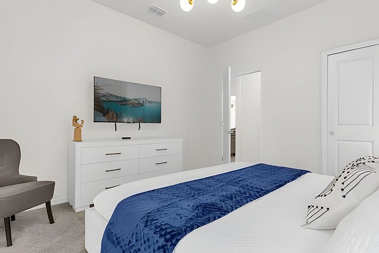 Modern Paradise on Windsor Cay: Luxurious 8BD Home