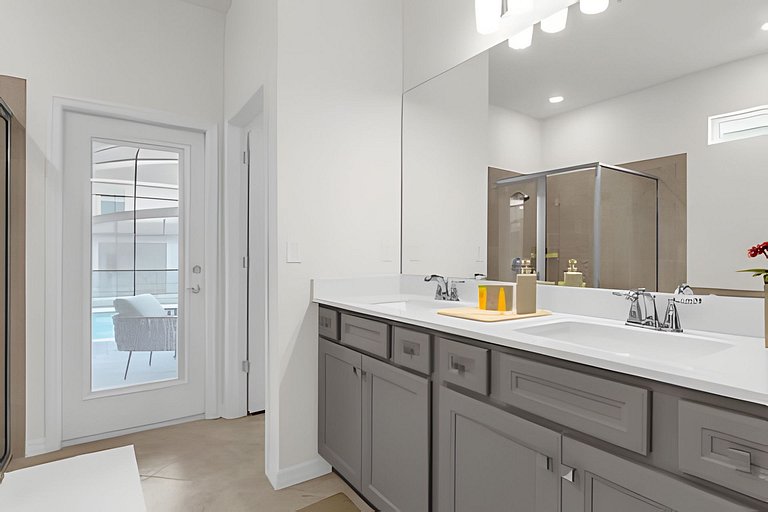 Modern Paradise on Windsor Cay: Luxurious 8BD Home