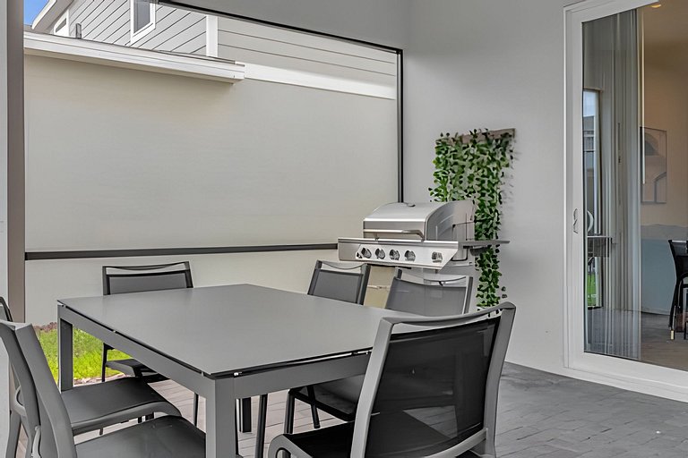Modern Paradise on Windsor Cay: Luxurious 8BD Home