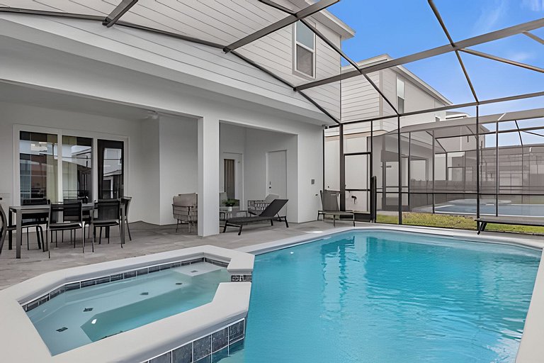 Modern Paradise on Windsor Cay: Luxurious 8BD Home