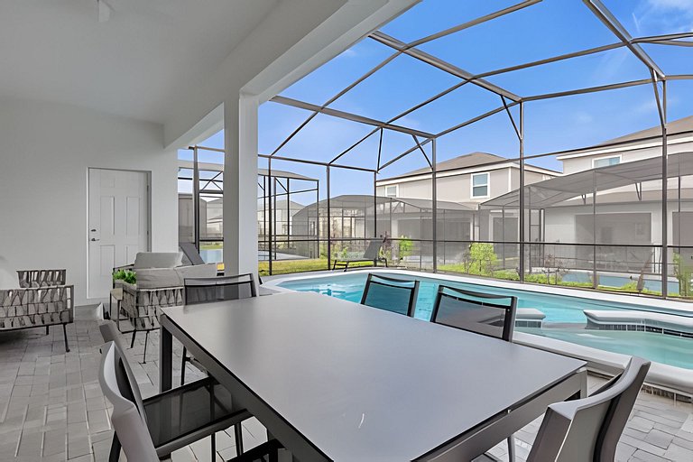 Modern Paradise on Windsor Cay: Luxurious 8BD Home