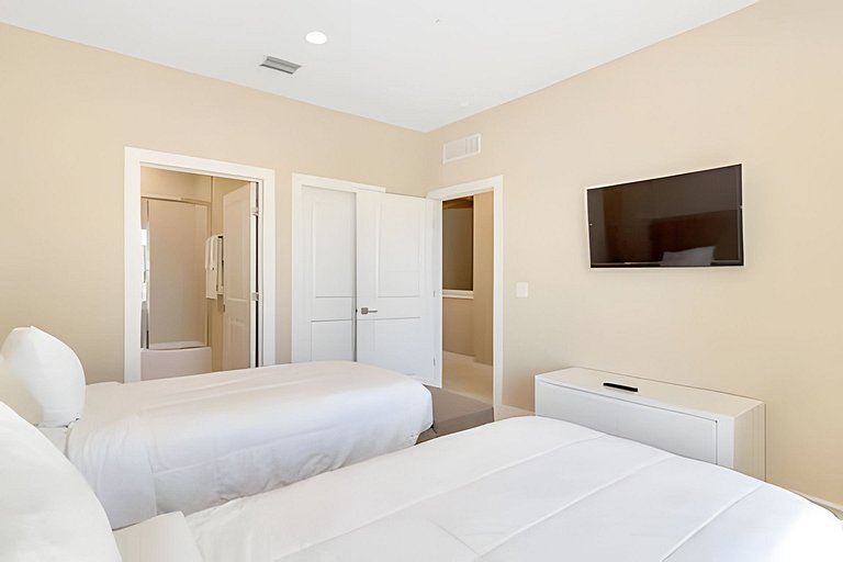 Glamorous and Modern House 8 minutes to Disney