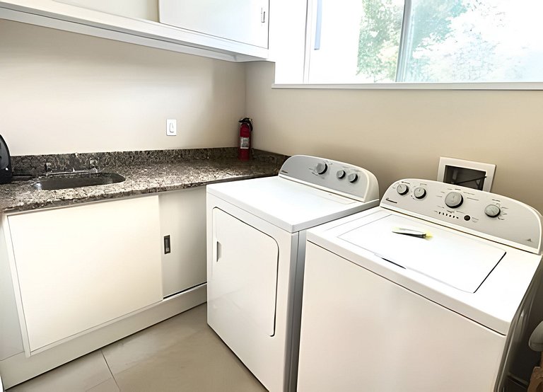 Glamorous and Modern House 8 minutes to Disney
