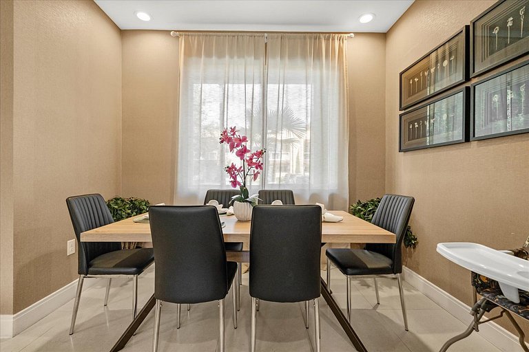 Glamorous and Modern House 8 minutes to Disney