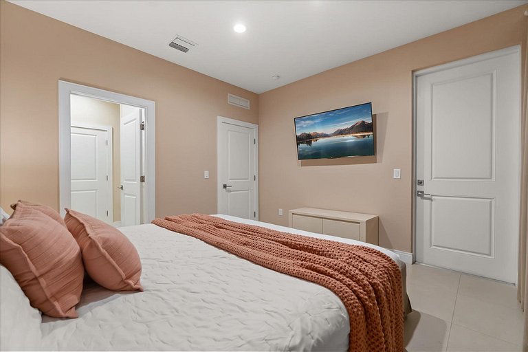 Glamorous and Modern House 8 minutes to Disney