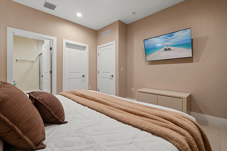 Glamorous and Modern House 8 minutes to Disney