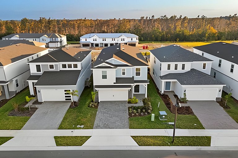 7 Bd / 5.5 Ba / Sleeps 20 / Windsor Cay Resort