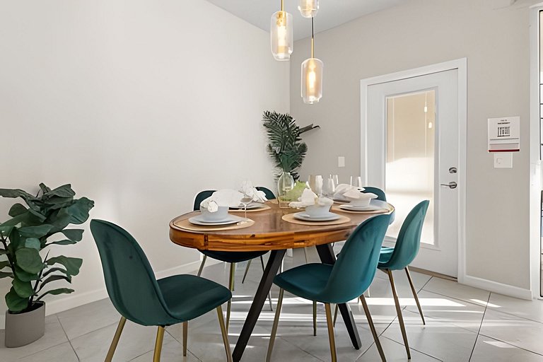 5 Bd / 4.5 Ba / Sleeps 11/ Windsor Island Resort