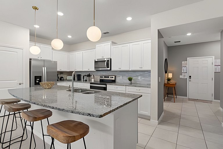 5 Bd / 4.5 Ba / Sleeps 12/ Windsor Island Resort