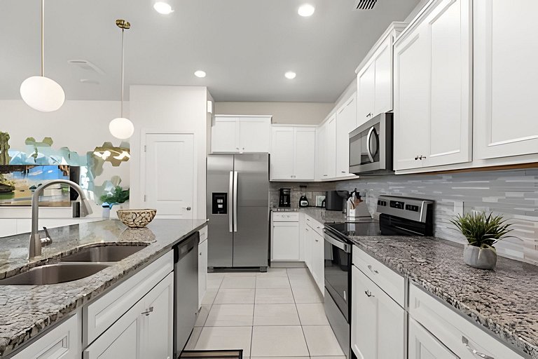 5 Bd / 4.5 Ba / Sleeps 12/ Windsor Island Resort