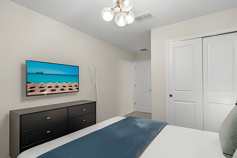 5 Bd / 4.5 Ba / Sleeps 12/ Windsor Island Resort