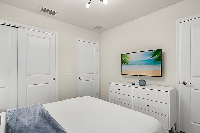 5 Bd / 4.5 Ba / Sleeps 12/ Windsor Island Resort