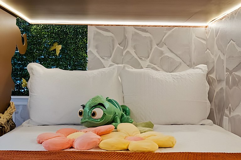 5 Bd / 4.5 Ba / Sleeps 14 / Windsor Cay Resort