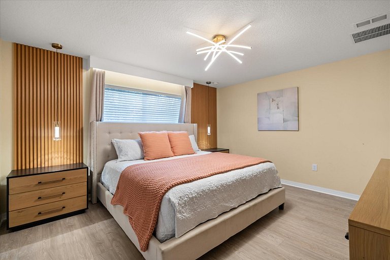 4 Bd / 3 Ba / Sleeps 11/ Storey Lake Resort