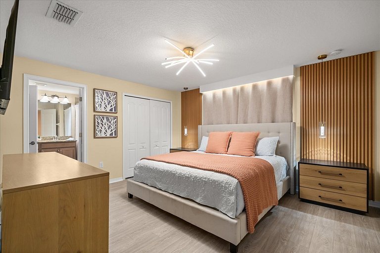 4 Bd / 3 Ba / Sleeps 11/ Storey Lake Resort