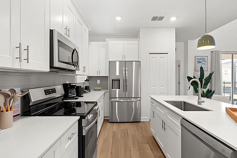 5 Bd / 5 Ba / Sleeps 14 / Reunion Village