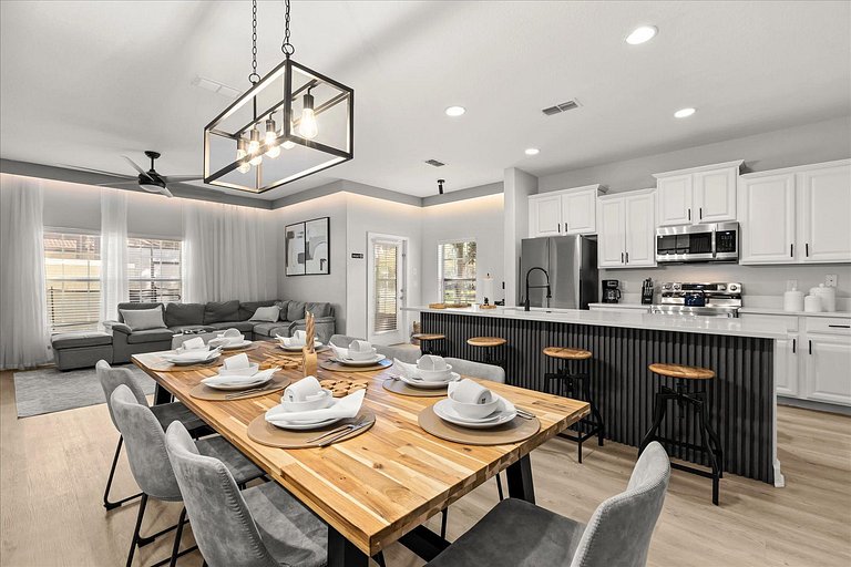 5 Bd / 4 Ba / Sleeps 12 / Paradise Palms Resort