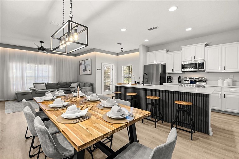 5 Bd / 4 Ba / Sleeps 12 / Paradise Palms Resort