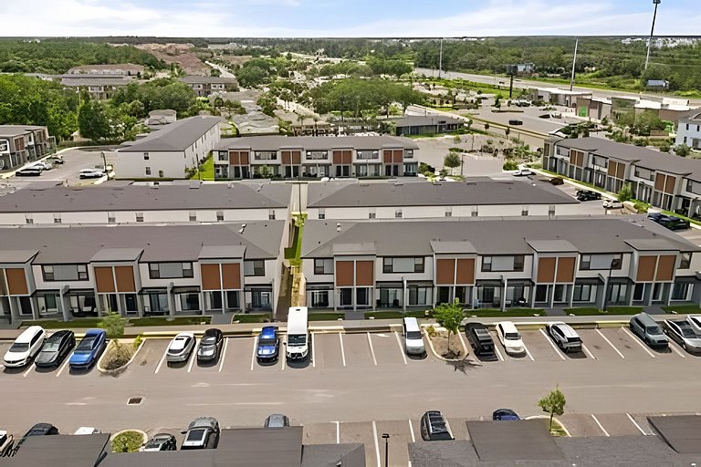 3 Bd / 3 Ba / Sleeps 8 / The hub