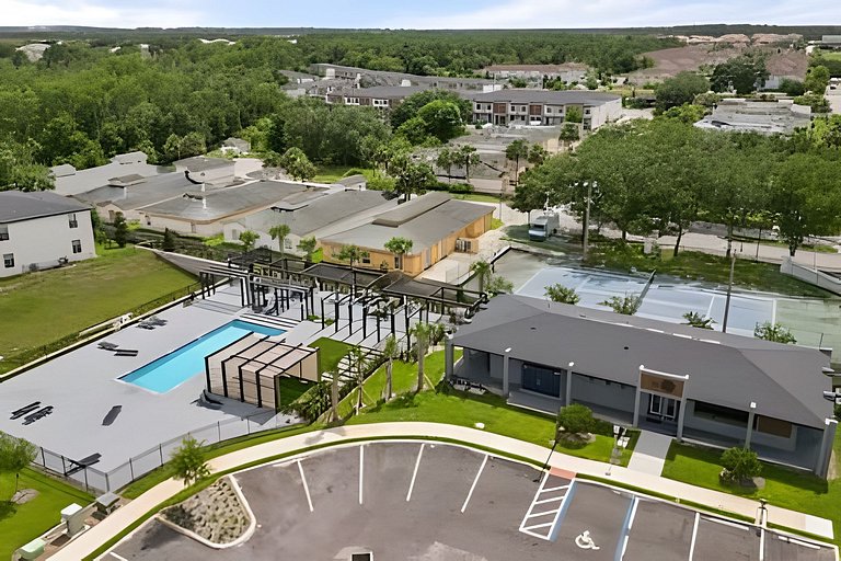 3 Bd / 3 Ba / Sleeps 8 / The hub