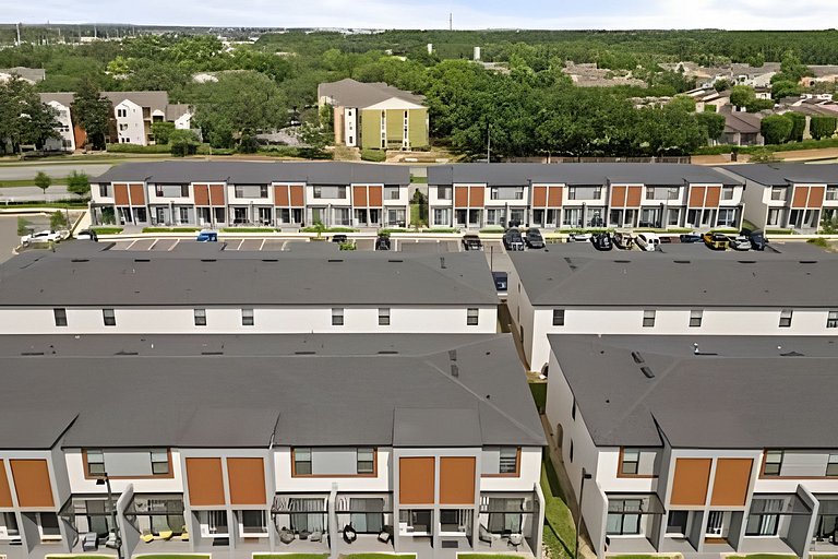 3 Bd / 3 Ba / Sleeps 8 / The hub