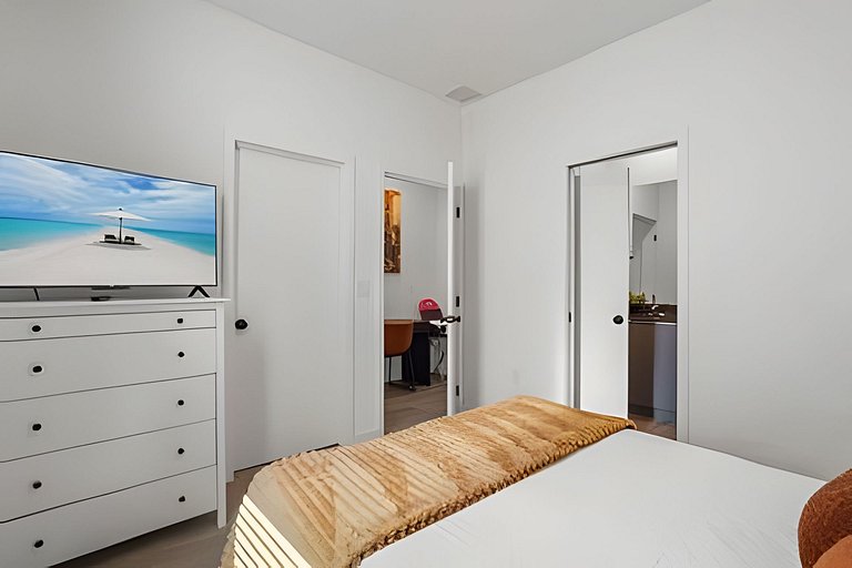 3 Bd / 3 Ba / Sleeps 8 / The hub