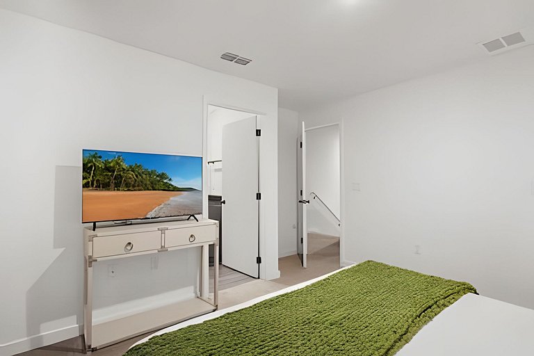 3 Bd / 3 Ba / Sleeps 8 / The hub