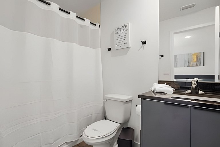 3 Bd / 3 Ba / Sleeps 8 / The hub