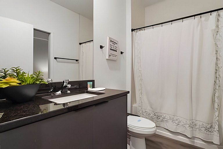 3 Bd / 3 Ba / Sleeps 8 / The hub