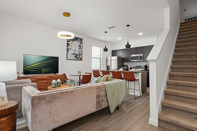3 Bd / 3 Ba / Sleeps 8 / The hub