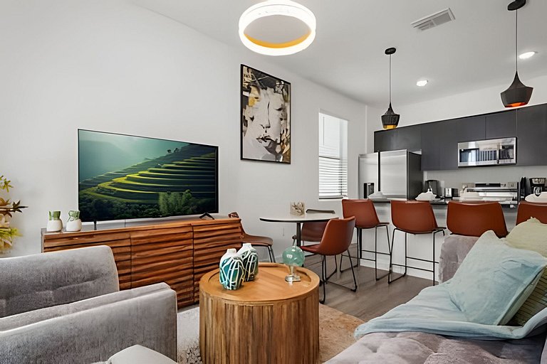 3 Bd / 3 Ba / Sleeps 8 / The hub
