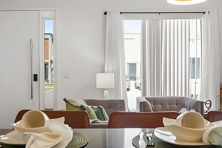3 Bd / 3 Ba / Sleeps 8 / The hub