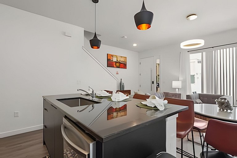 3 Bd / 3 Ba / Sleeps 8 / The hub