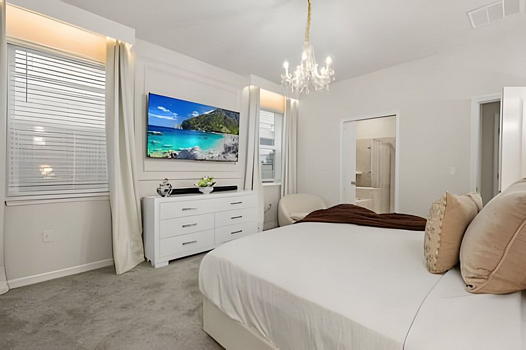 8 Bd / 6 Ba / Sleeps 23 / Windsor Cay Resort