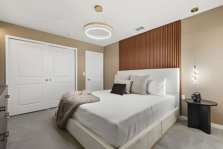 8 Bd / 6 Ba / Sleeps 23 / Windsor Cay Resort