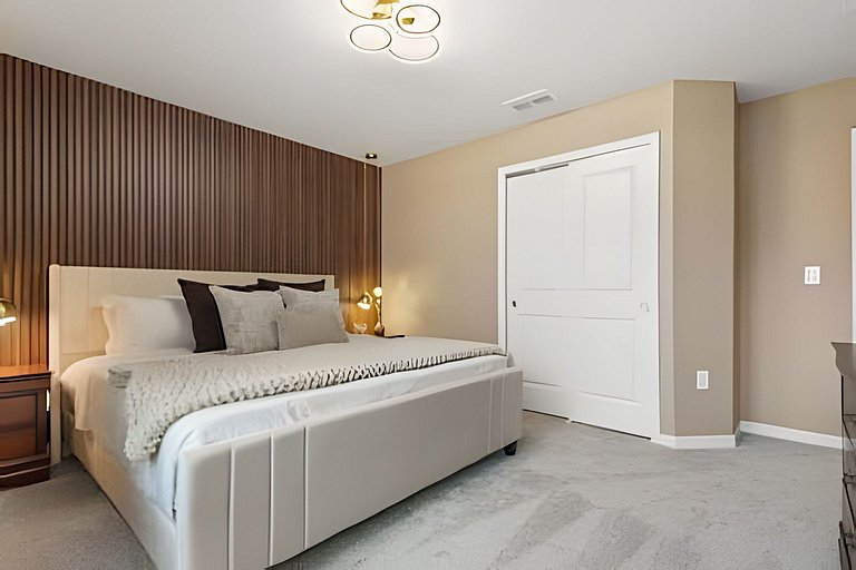 8 Bd / 6 Ba / Sleeps 23 / Windsor Cay Resort